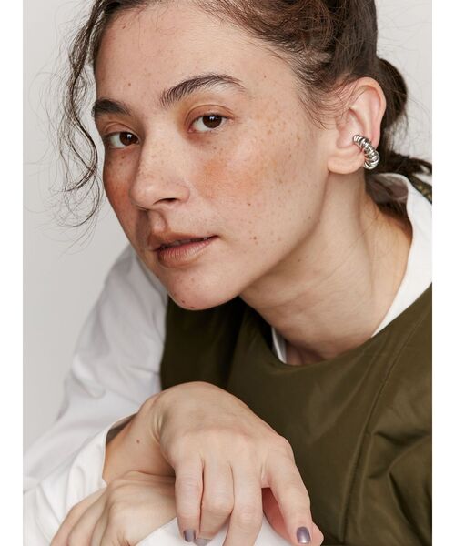 UN3D.（アンスリード）の「SWIRLY EARCUFFS M / スワイリーイヤーカフM（イヤーカフ・レディース・ゴールド/シルバー・FREE）」の4枚目の写真