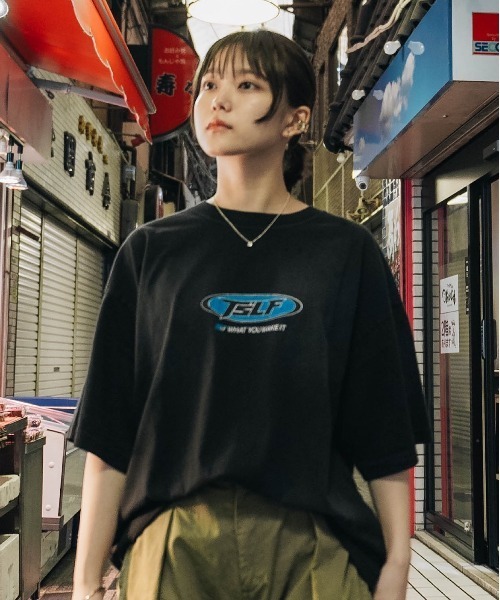 That's life(ザッツライフ)の「Vintage styles "TsLF" logo S/S tee 半袖 Tシャツ 夏服 ビンテージTシャツ ビッグシルエット ヘビーウェイト 肉厚生地 ユニセックス トップス(Tシャツ/カットソー・メンズ・ブラック・MEDIUM/LARGE/X-LARGE)」の2枚目の写真