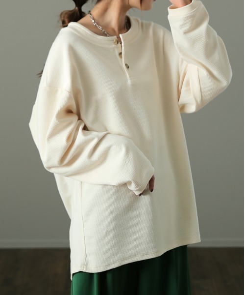 HUG.U(ハグユー)の「ゆったりカットソー(Tシャツ/カットソー・レディース・ブルー/チョコ/アイボリー/カーキ/ブラック・FREE)」の2枚目の写真