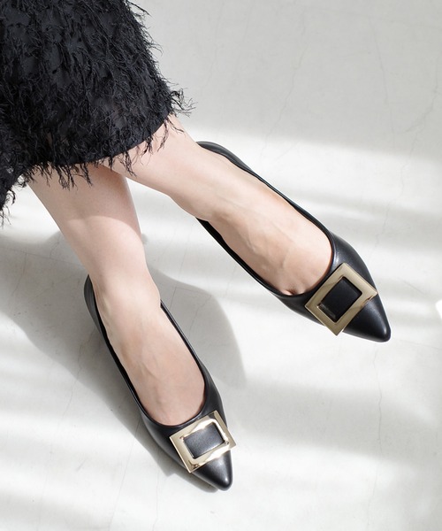走れるパンプスシリーズ」バックルモチーフ ポインテッドトゥパンプス