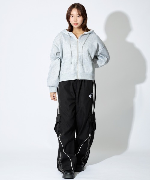 ALLuRing ChaRm(アリュリングチャーム)の「Side Line Cago Track Pants / サイドラインカーゴトラックパンツ(カーゴパンツ・レディース・ブラック・L/M)」の4枚目の写真