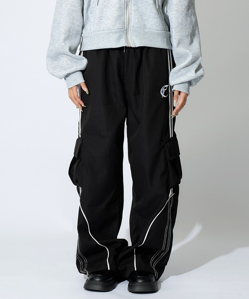 ALLuRing ChaRm(アリュリングチャーム)の「Side Line Cago Track Pants / サイドラインカーゴトラックパンツ(カーゴパンツ・レディース・ブラック・L/M)」の13枚目の写真