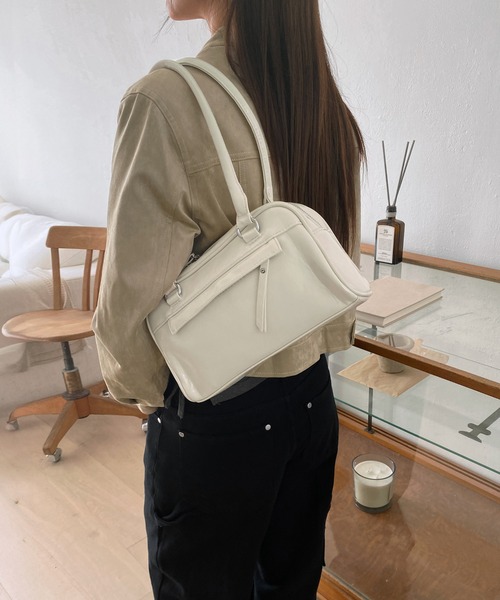 by muni:r（バイ ムニール）の「レザースクエアボストンショルダーバッグ（ショルダーバッグ・レディース・ブラウン/アイボリー/ブラック・ONE SIZE）」の8枚目の写真