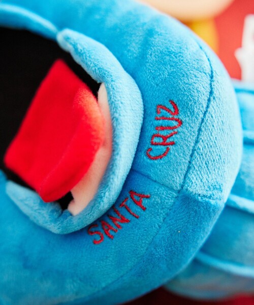 nici（ニキ）の「NICI × SANTA CRUZ/ニキ × サンタクルーズ サンタクルーズ スクリーミングハンド ぬいぐるみ 35cm（おもちゃ・メンズ・ブルー・ONE SIZE）」の9枚目の写真