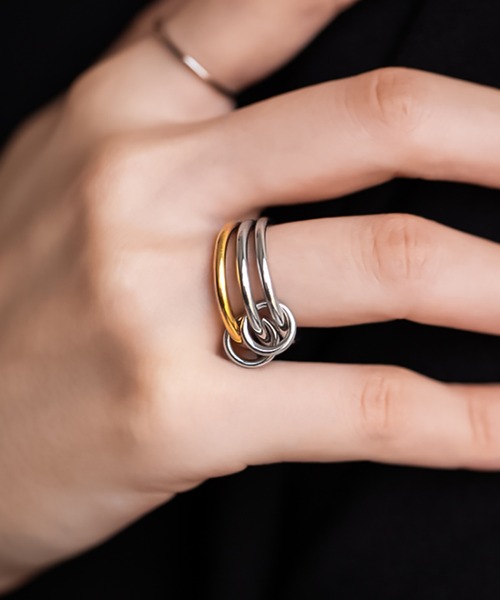 kirakiraShop(キラキラショップ)の「3連 バイカラー コネクテッド リング(リング・レディース・シルバー・6号/7号/8号)」の1枚目の写真