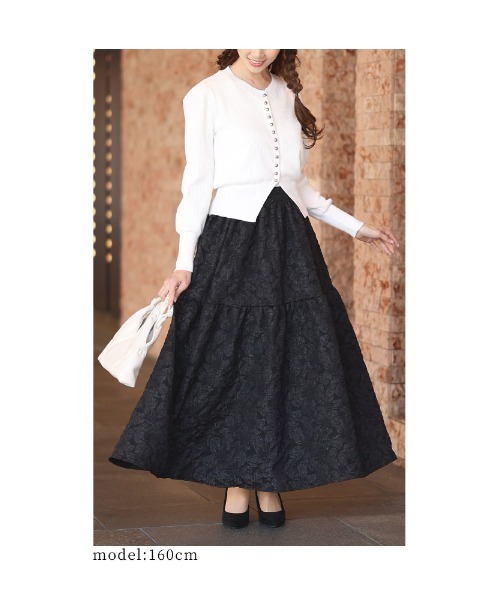 Sawa a la mode(サワアラモード)の「カーディガンと花柄ジャガードスカートのセットアップ(ワンピース・レディース・ホワイト/ブラック・FREE)」の4枚目の写真
