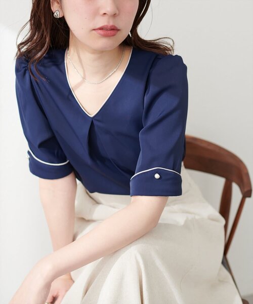 natural couture(ナチュラルクチュール)の「【WEB限定】osono三角カフス配色Vネックブラウス(シャツ/ブラウス・レディース・オフホワイト/ブラック/サックスブルー/ネイビー/ドット/イエロー/ラベンダー・FREE)」の4枚目の写真