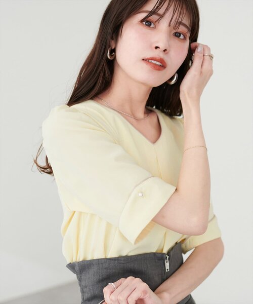 natural couture(ナチュラルクチュール)の「【WEB限定】osono三角カフス配色Vネックブラウス(シャツ/ブラウス・レディース・オフホワイト/ブラック/サックスブルー/ネイビー/ドット/イエロー/ラベンダー・FREE)」の6枚目の写真
