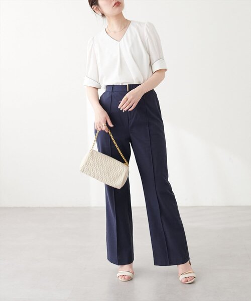 natural couture(ナチュラルクチュール)の「【WEB限定】osono三角カフス配色Vネックブラウス(シャツ/ブラウス・レディース・オフホワイト/ブラック/サックスブルー/ネイビー/ドット/イエロー/ラベンダー・FREE)」の8枚目の写真