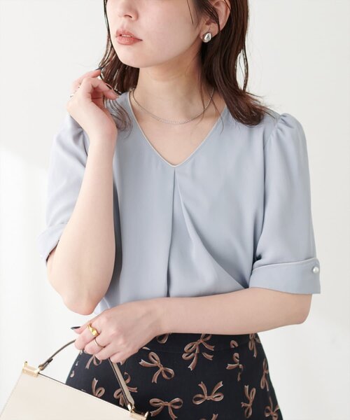 natural couture(ナチュラルクチュール)の「【WEB限定】osono三角カフス配色Vネックブラウス(シャツ/ブラウス・レディース・オフホワイト/ブラック/サックスブルー/ネイビー/ドット/イエロー/ラベンダー・FREE)」の1枚目の写真