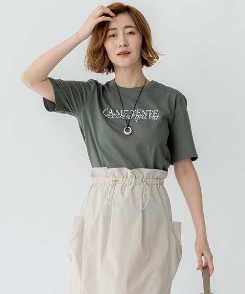 23区 L(ニジュウサンクオオキイサイズ)の「【洗える】CA ME TENTE ロゴ TEE(Tシャツ/カットソー・レディース・サックスブルー系/ホワイト系/カーキ系/ブラック系・46/44/48)」の1枚目の写真