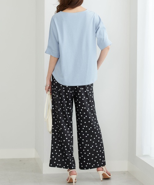 BELLUNA PLUS（ベルーナ）の「汗ジミ対策！袖タック使いロゴプルオーバー（Tシャツ/カットソー・レディース・ブラック/オフホワイト/ブルー/ベージュ・MEDIUM/LARGE/X-LARGE）」の11枚目の写真