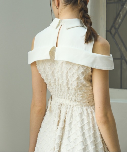 ERADIE(エラディエ)の「Double collar off-shoulder one-piece ダブルカラーオフショルワンピース(ワンピース・レディース・ホワイト/ブラック・FREE)」の4枚目の写真
