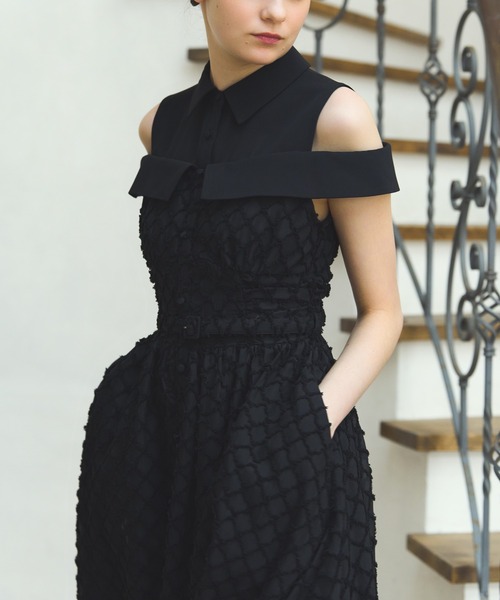 ERADIE(エラディエ)の「Double collar off-shoulder one-piece ダブルカラーオフショルワンピース(ワンピース・レディース・ホワイト/ブラック・FREE)」の19枚目の写真