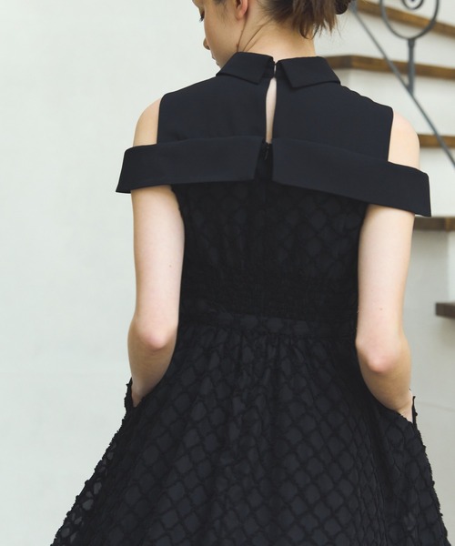 ERADIE(エラディエ)の「Double collar off-shoulder one-piece ダブルカラーオフショルワンピース(ワンピース・レディース・ホワイト/ブラック・FREE)」の18枚目の写真