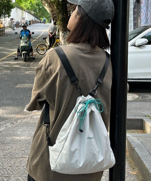 SHEPP(シープ)の「【2WAY】ワンポイントロゴ ナイロン ナップサック / ボディバッグ(バックパック/リュック・レディース・グレー/ピンク・F)」の11枚目の写真