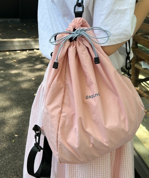 SHEPP(シープ)の「【2WAY】ワンポイントロゴ ナイロン ナップサック / ボディバッグ(バックパック/リュック・レディース・グレー/ピンク・F)」の3枚目の写真