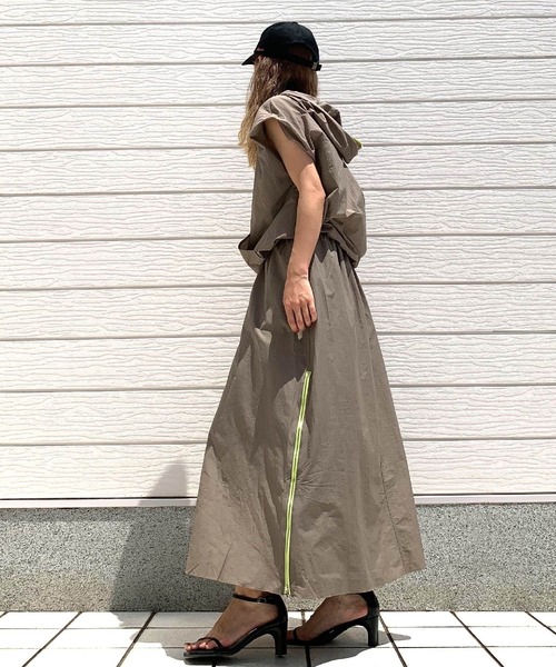 Q(キュー)の「バイカラーZIPスカート(スカート・レディース・ブラック/オリーブ・MEDIUM)」の4枚目の写真
