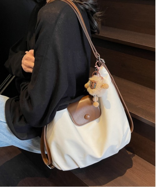 FREE STYLISTS(フリー スタイリスト)の「Y2Kチャーム付き大容量配色バッグ ショルダーバッグ&斜め掛けバッグ デイリー&通勤用/3WAY(ショルダーバッグ・レディース・ホワイト/ブラック・FREE)」の15枚目の写真
