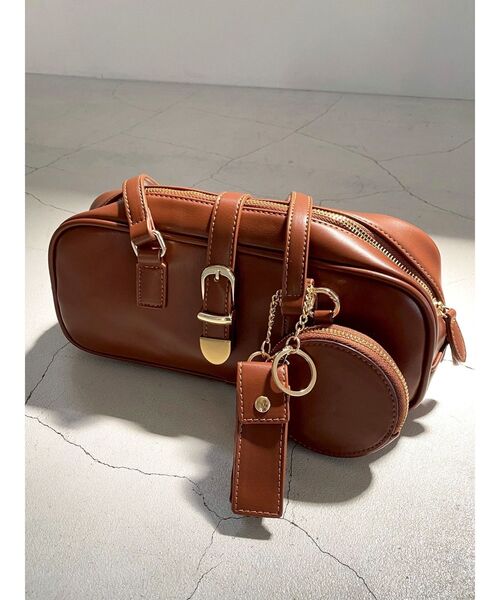 RESEXXY（リゼクシー）の「チャーム付きイーストウエストバック（ハンドバッグ・レディース・ブラウン/ブラック・FREE）」の4枚目の写真