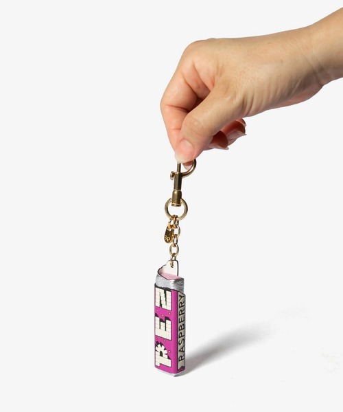 ANYA HINDMARCH(アニヤハインドマーチ)の「ANYA HINDMARCH Anya Brands Charm Raspberry Pez in Fine Capra アニヤハインドマーチ キーホルダー(キーホルダー・レディース・ブラウン系1・FREE)」の2枚目の写真