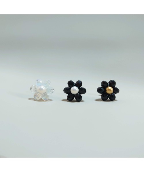 VIBGYOR(ヴィブジョー)の「【SunnyBOX】ビーズフラワーの一粒ピアス(MA)(ピアス(両耳用)・レディース・ブラック/ホワイト/ブラック×ゴールド/クリア/オレンジ・FREE)」の4枚目の写真