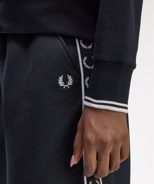 FRED PERRY(フレッドペリー)の「Zip-Through Sweatshirt Cardigan/ジップアップスウェットカーディガン(カーディガン/ボレロ・レディース・ブラック/オフホワイト・10)」の11枚目の写真