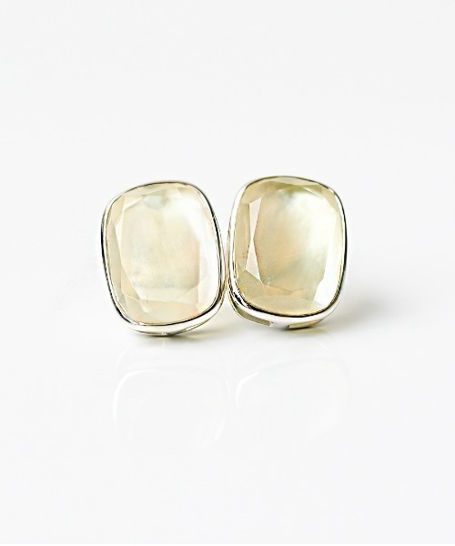 sowi(ソーイ)の「Talat ルアン ピアス(ピアス(両耳用)・レディース・グリーン/ブルー/レモンイエロー/ライラック/ライトブルー/オフホワイト・フリ-)」の6枚目の写真