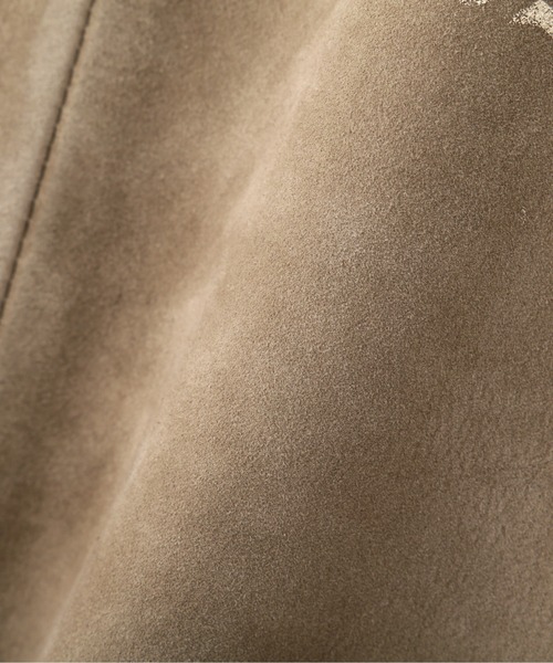 AVIREX(アヴィレックス)の「《RESTORE COLLECTION》SHEEP SUEDE TRACK JACKET "HISTORY GRAPHIC" / シープスウェード トラックジャケット ヒストリーグラフィック / AVIREX / アヴィレックス(ブルゾン・メンズ・ベージュ/ダークブラウン・XX-LARGE/X-LARGE/LARGE/MEDIUM)」の3枚目の写真