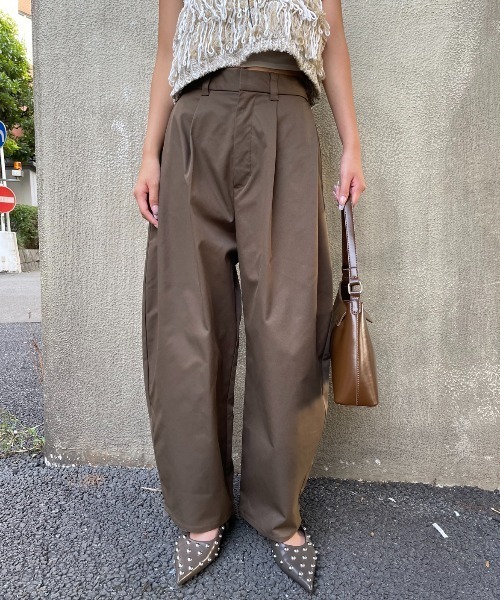 AIC.(エーアイシー)の「【再入荷】カーブシルエットタックパンツ(その他パンツ・レディース・アイボリー/ブラック/ブラウン/ダークカーキ・FREE)」の3枚目の写真