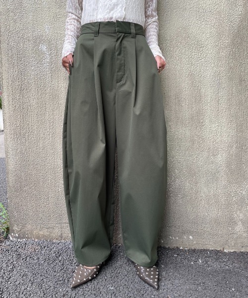 AIC.(エーアイシー)の「【再入荷】カーブシルエットタックパンツ(その他パンツ・レディース・アイボリー/ブラック/ブラウン/ダークカーキ・FREE)」の4枚目の写真