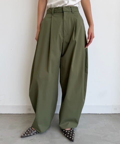 再入荷】カーブシルエットタックパンツ（その他パンツ）｜AIC