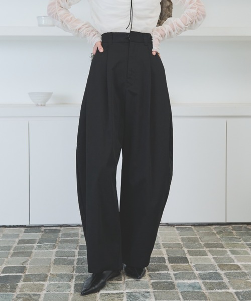 AIC.(エーアイシー)の「【再入荷】カーブシルエットタックパンツ(その他パンツ・レディース・アイボリー/ブラック/ブラウン/ダークカーキ・FREE)」の2枚目の写真