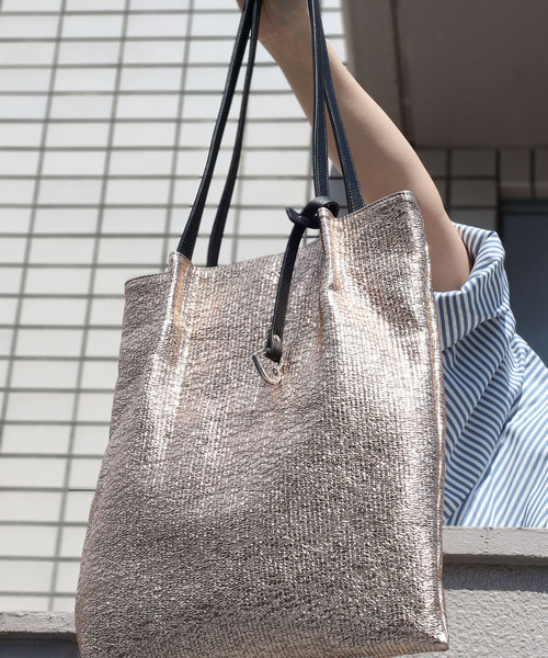 COOCO（クーコ）の「メタリックツマミハンドルフラットトートバッグ／Ａ４対応（トートバッグ・レディース・ガンメタ/シルバー/ブラック/ピンクゴールド・FREE）」の4枚目の写真