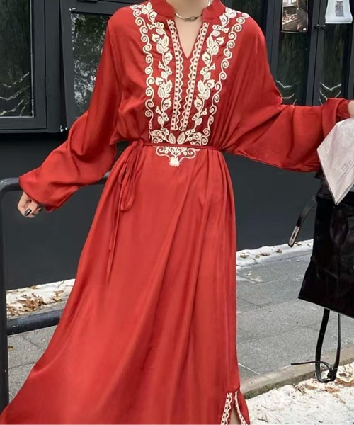 AMAJI(アマジ)の「スリットネックエスニック刺繍ロングワンピース(ワンピース・レディース・ホワイト/ブラック/ブラウン/ベージュ/レンガ・FREE)」の9枚目の写真