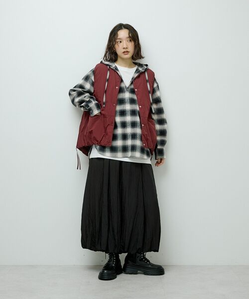 Green　Parks（グリーンパークス）の「微光沢サテンバルーンスカート（スカート・レディース・アイボリー/ブラック・FREE）」の10枚目の写真