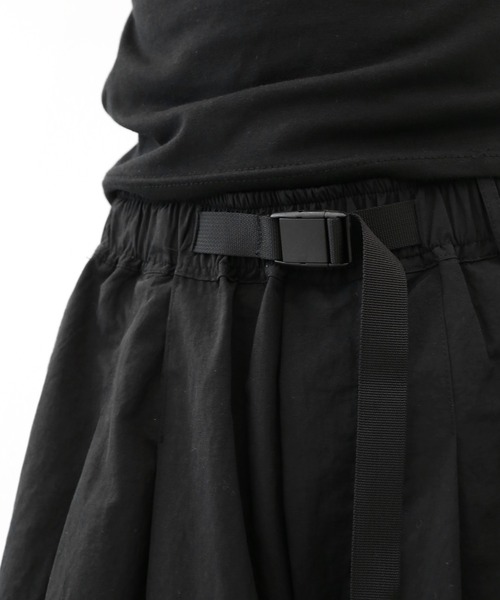 minsobi（ミンソビ）の「ベルトストラップナイロンワイドパンツ（その他パンツ・メンズ・ブラック・FREE）」の8枚目の写真