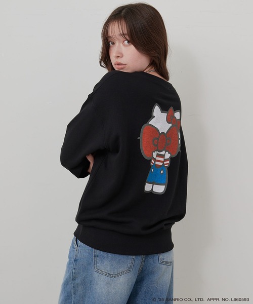 sanrio(サンリオ)の「【sanrio characters】HELLO KITTY/ハローキティ裏毛ドロップショルダープリントスウェットプルオーバー《サンリオキャラクターズ》(スウェット・レディース・ブラック/アイボリー・LL/L/M)」の2枚目の写真
