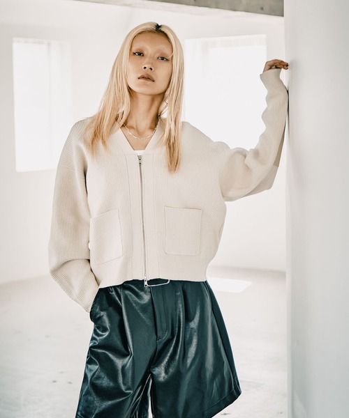 HEREIAM(ヘレイアム)の「【HEREIAM】フロントジップが新鮮。レザーパッチニットカーディガン(カーディガン/ボレロ・レディース・ブラック/アイボリー・FREE)」の6枚目の写真