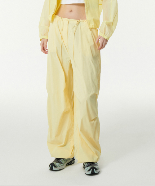 MUSINSA STANDARD WOMAN（ムシンサスタンダードウーマン）の「ウィメンズパラシュートパンツ[レモン]（スウェットパンツ・レディース・その他・26/28/22/30/24）」の2枚目の写真