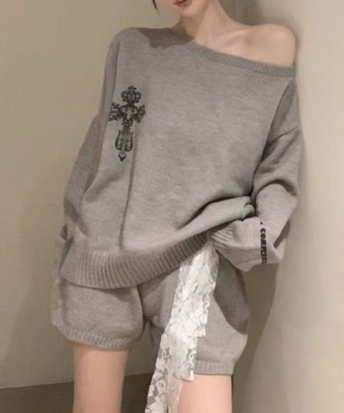 セール】【上下2点セット】ワンショルダー十字架プリントニット