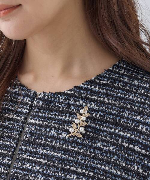 INDIVI（インディヴィ）の「【華やか】モチーフブローチ（ブローチ/コサージュ・レディース・シルバー系5/ゴールド/シルバー/シルバー系4・00）」の4枚目の写真