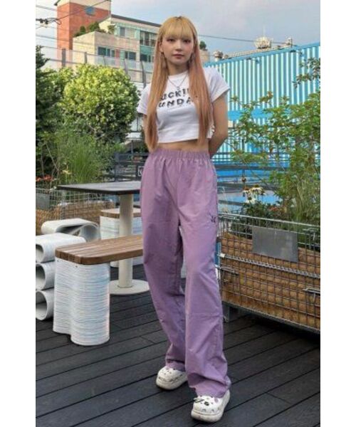 MUCENT(ムセント)の「マドリードポリナイロンワイドパンツ 男女共用 (5カラー)(スウェットパンツ・レディース・チャコール/パープル/ブルー/ブラック/アイボリー・LARGE/1/SMALL)」の13枚目の写真