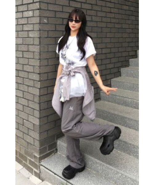 MUCENT(ムセント)の「マドリードポリナイロンワイドパンツ 男女共用 (5カラー)(スウェットパンツ・レディース・チャコール/パープル/ブルー/ブラック/アイボリー・LARGE/1/SMALL)」の15枚目の写真