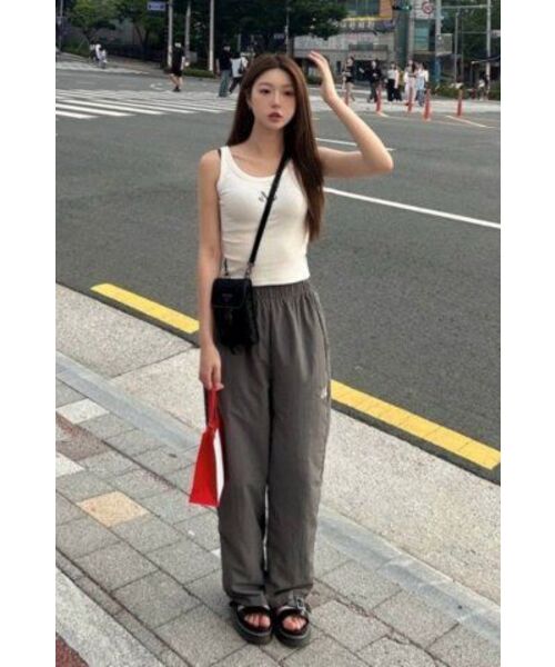MUCENT(ムセント)の「マドリードポリナイロンワイドパンツ 男女共用 (5カラー)(スウェットパンツ・レディース・チャコール/パープル/ブルー/ブラック/アイボリー・LARGE/1/SMALL)」の16枚目の写真