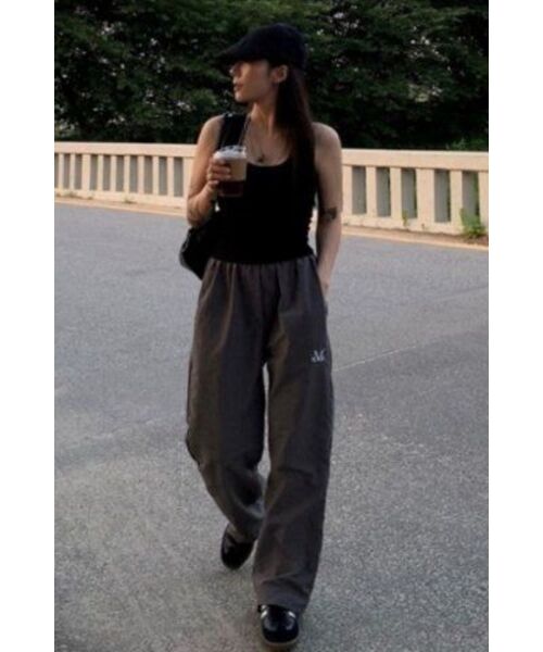 MUCENT(ムセント)の「マドリードポリナイロンワイドパンツ 男女共用 (5カラー)(スウェットパンツ・レディース・チャコール/パープル/ブルー/ブラック/アイボリー・LARGE/1/SMALL)」の22枚目の写真