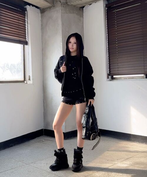 DAUSPICE(ディーオスピス)の「(DUC) Eyelet Stud Hoodie Zip-up Black(パーカー・レディース・ブラック・LARGE/MEDIUM/X-LARGE)」の15枚目の写真