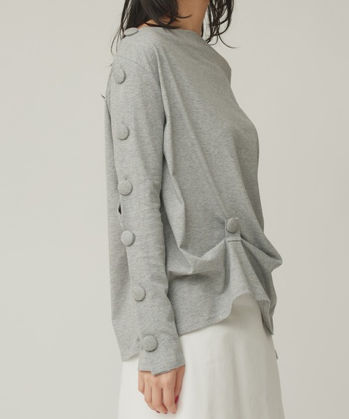 Narcissus（ナルシス）の「ボタンカーブロンＴ（Tシャツ/カットソー・レディース・ブラック/グレー・FREE）」の2枚目の写真