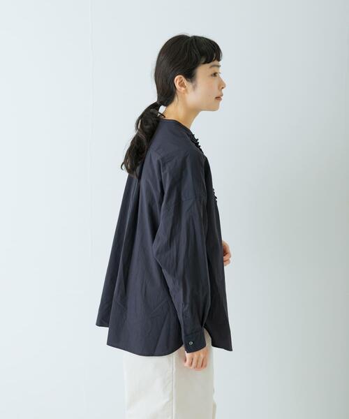 かぐれ(カグレ)の「コットンフリルワイドシャツ(シャツ/ブラウス・レディース・オフホワイト/ネイビー・FREE)」の12枚目の写真