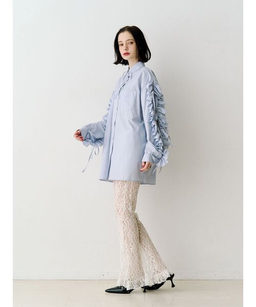 jouetie（ジュエティ）の「ショルダーフリルリボンタイBIGシャツ　春服（シャツ/ブラウス・レディース・ブルー/オフホワイト/ピンク・MEDIUM）」の13枚目の写真